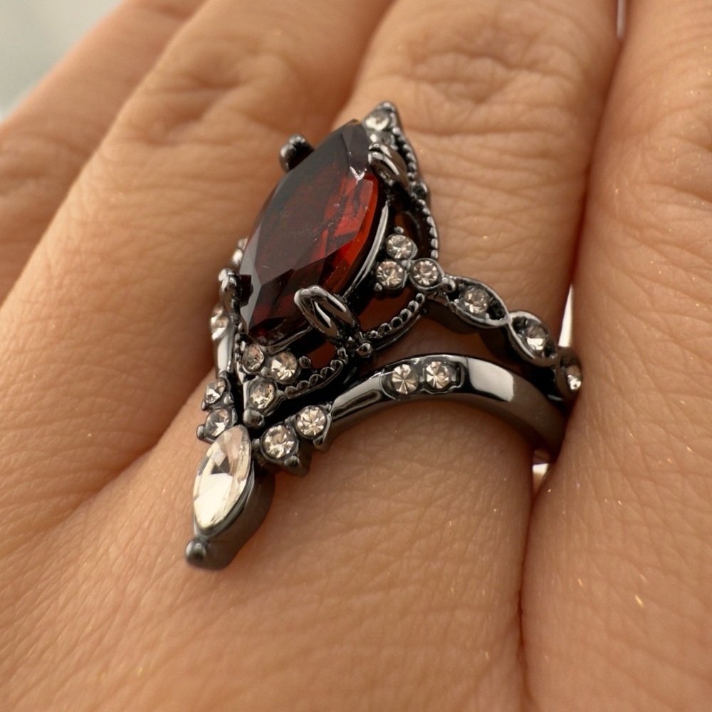 New!!! Vintage Red and Black Gemstone Ring